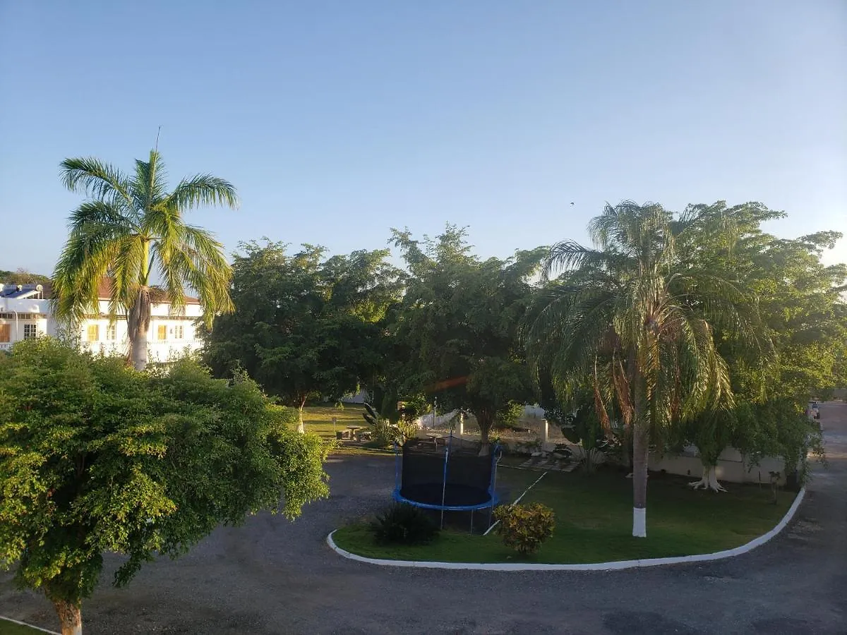 Sea Shell Palms, Ocho Rios Bed & Breakfast